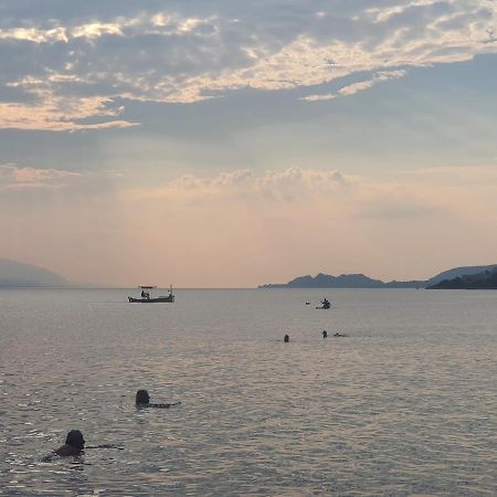 Seaview Apartment In Theheart Of Loutraki 외부 사진