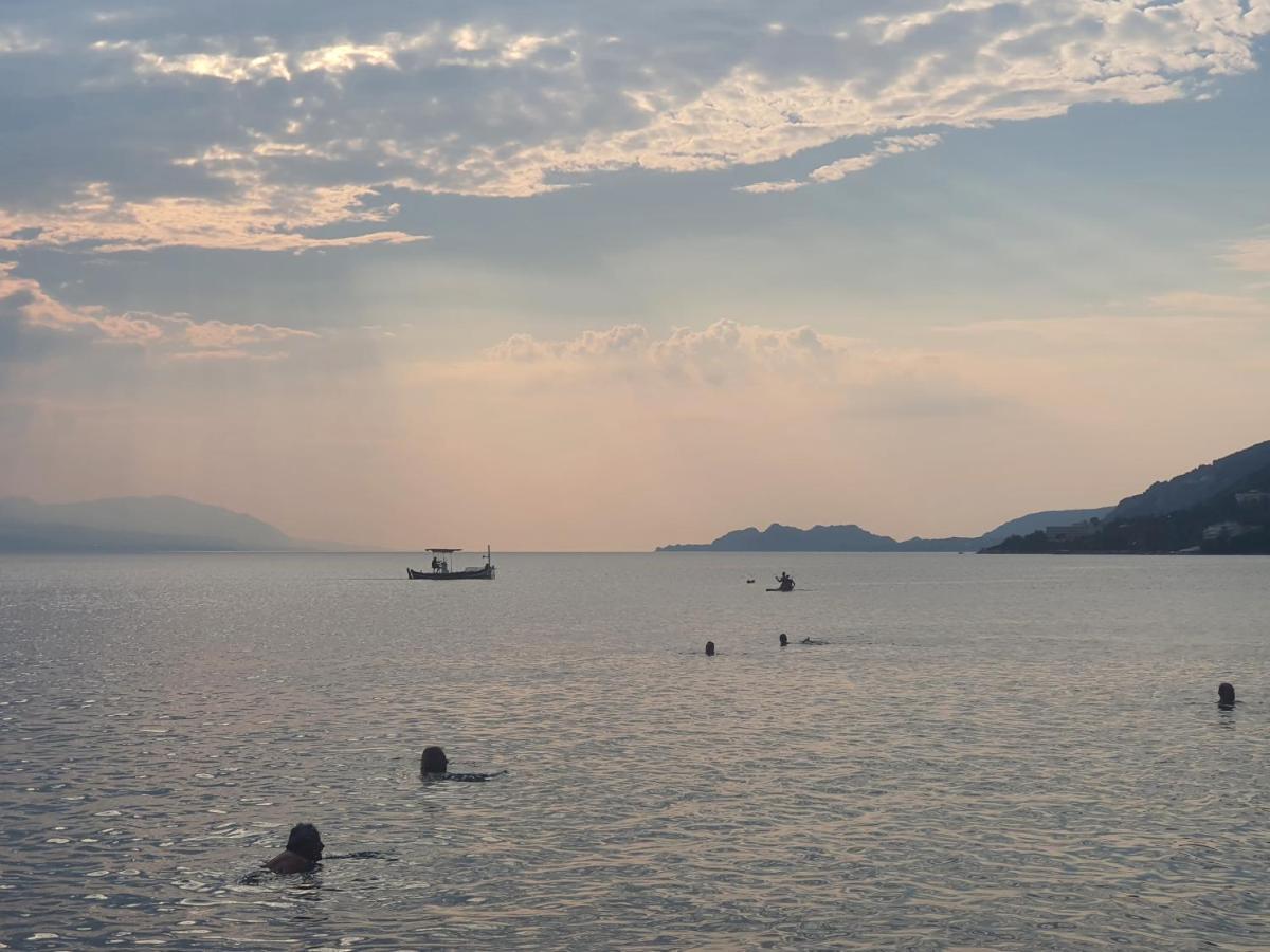 Seaview Apartment In Theheart Of Loutraki 외부 사진